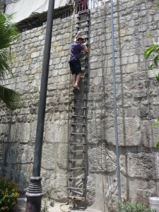 Bajando la muralla de la Ciudad Vieja