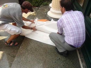 Ayudando a subir los carteles a la 4x4