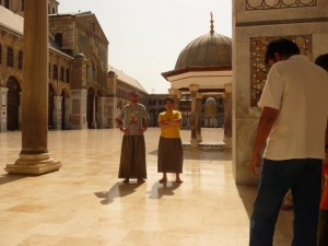 En la mezquita con pollera