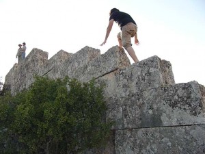 Subiendo la pared ruinosa