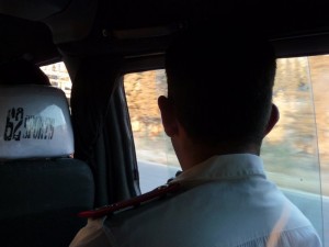 El policía con muy buena nuca para palmada