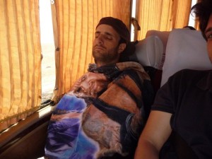 Durmiendo en el micro con mi toalla de Undertaker